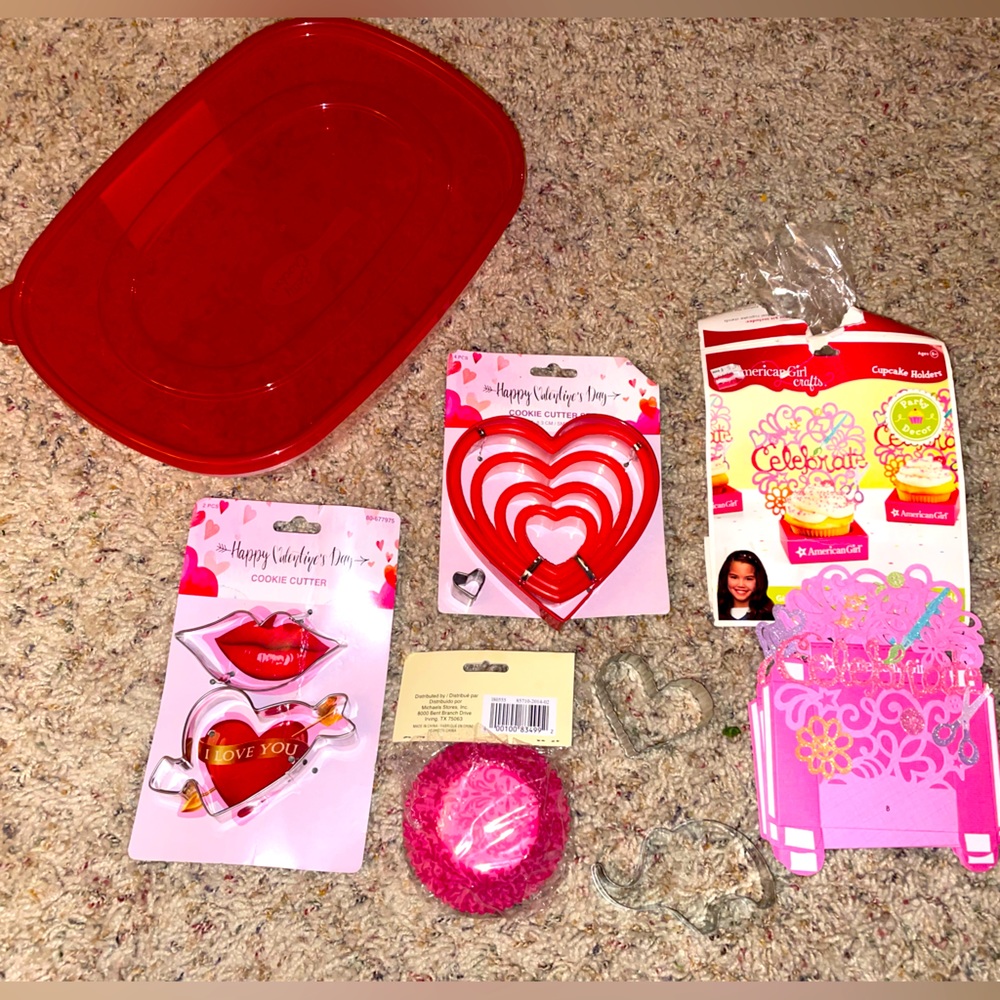 17 piece cute hearts ♥️ bakeware cookie cutting cupcake bundle set
